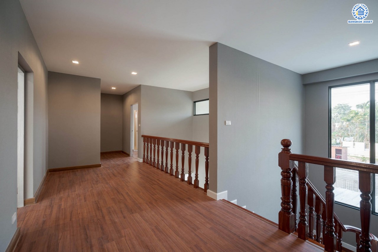 คฤหาสน์มือสองตกแต่งใหม่ โครงการ บ้านภาณุ ปิ่นเกล้า-บรมราชชนนี เนื้อที่ 142.7 ตร.ว. ฟังก์ชันจัดเต็ม 5 ห้องนอน 6 ห้องน้ำ 1 ห้องแม่บ้าน จอดรถได้ 4 คัน บนพื้นที่ใช้สอยเกือบ 451.5 ตร.ม. พร้อมพื้นที่สีเขียวสนามหญ้ากว้างขวาง ตอบโจทย์ครอบครัวใหญ่ บนทำเลศักยภาพ เชื่อมต่อทั้งถนนกาญจนาภิเษก และทางคู่ขนานลอยฟ้าบรมราชชนนี ใกล้ ม.มหิดล, สถานีขนส่งสายใต้ใหม่ และเซ็นทรัลปิ่นเกล้า